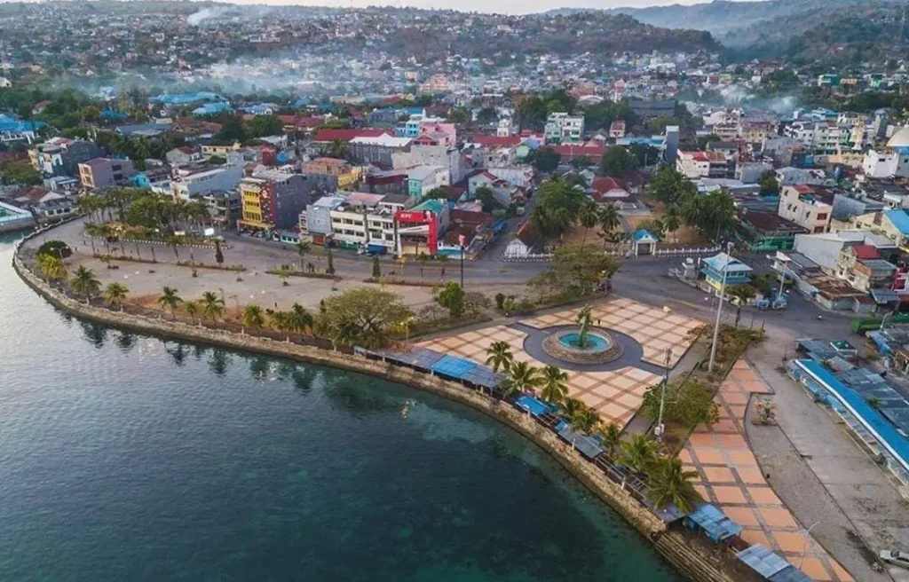 Gaya hidup travel dengan latar belakang pantai biru kristal di Baubau, Sulawesi Tenggara
