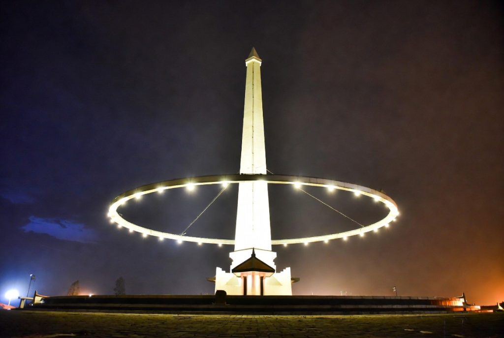 Itinerary travel Surabaya 7 hari dengan pemandangan Tugu Pahlawan malam hari